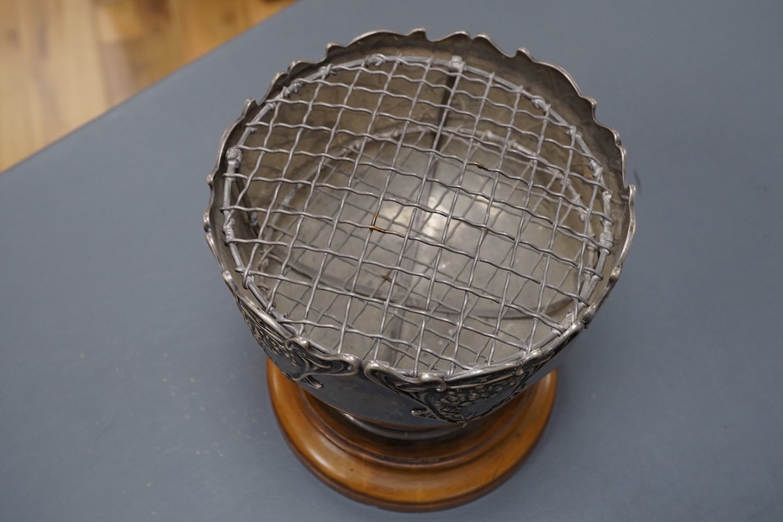 A George V Art Nouveau silver rose bowl, makers mark rubbed, Birmingham, 1911, diameter 15cm, 12.4oz.